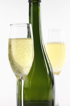 香檳酒瓶和玻璃杯