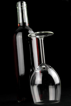 一瓶紅葡萄酒和一個水晶酒杯