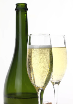 香檳酒瓶和玻璃杯