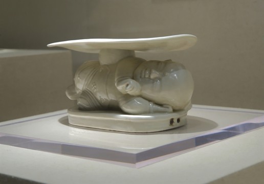 定窯白瓷孩兒枕