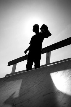 滑板少年的身影