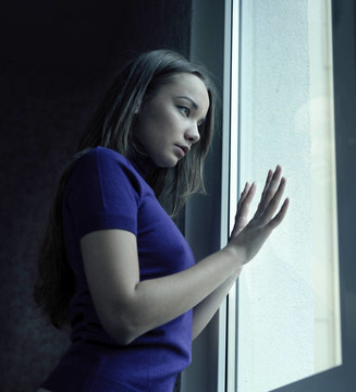 女人在靠近窗戶