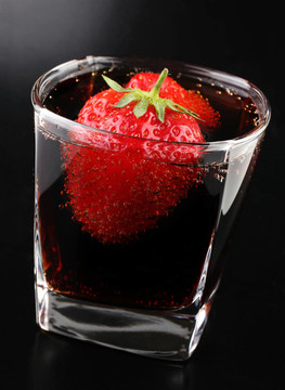 Strawberry在玻璃