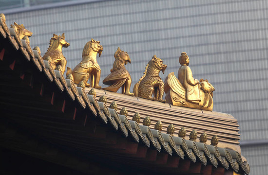 在上海市靜安寺廟的屋頂裝飾；中國(guó)