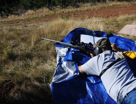 獵人與步槍的孤立形象