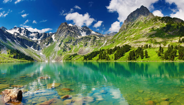 山上的湖