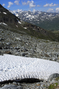 雪原在春山的腳印痕跡的危險(xiǎn)；阿爾卑斯山脈；Valais；瑞士