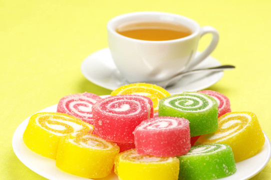 五顏六色的糖果和茶