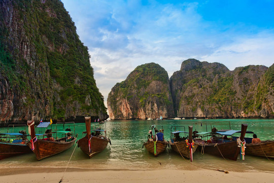 Longboats在泰國海灘