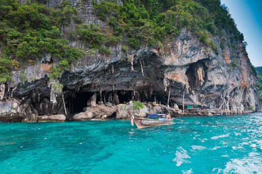 海盜在PHIPHI Leh島洞；泰國(guó)