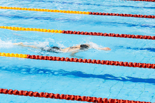 游泳運動員在游泳池里游泳