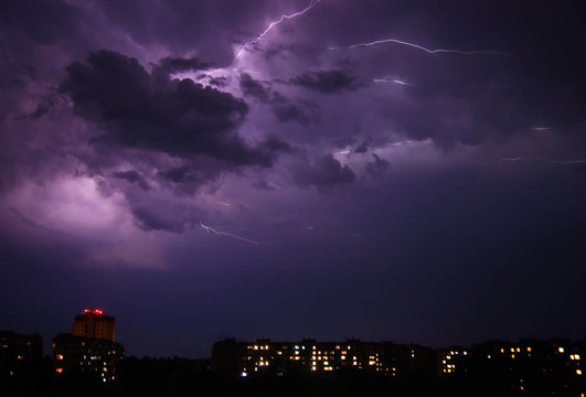 閃電雷雨