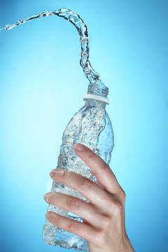 水壺里的水濺出來(lái)