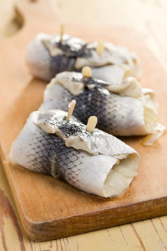 在廚房的桌子上鯡魚卷