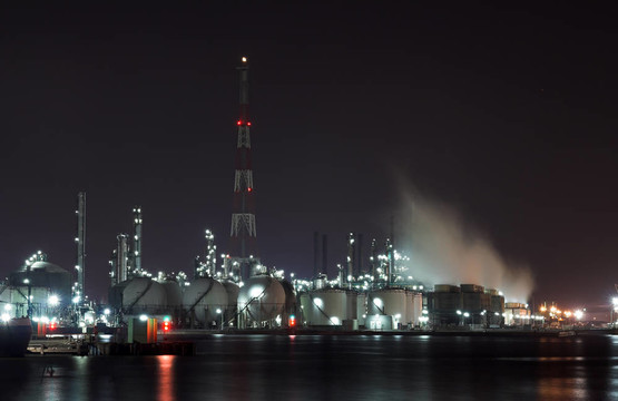 石油化工廠在夜間