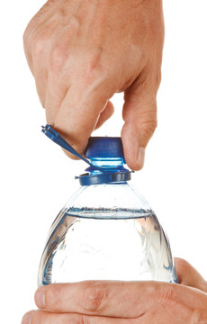 手擰開瓶塞上的一瓶水