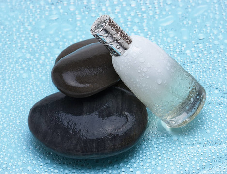 一瓶水和鵝卵石