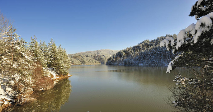 雪山場(chǎng)景與湖泊