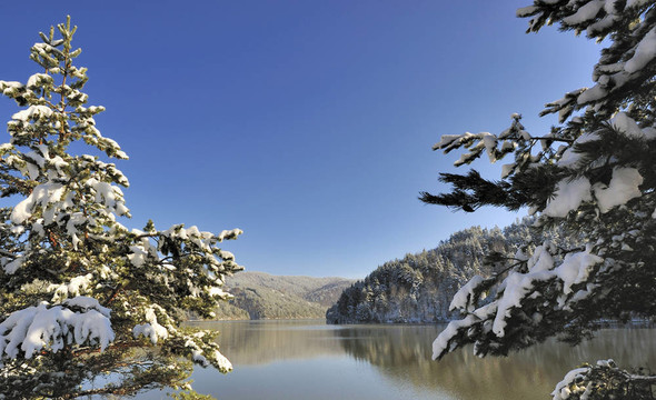 雪山場(chǎng)景與湖泊
