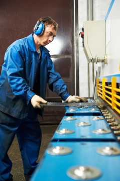 工人操作剪板機機