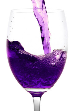 馬蒂尼杯中的紫色酒精雞尾酒
