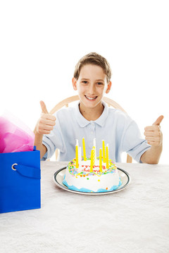 豎起大拇指為生日蛋糕