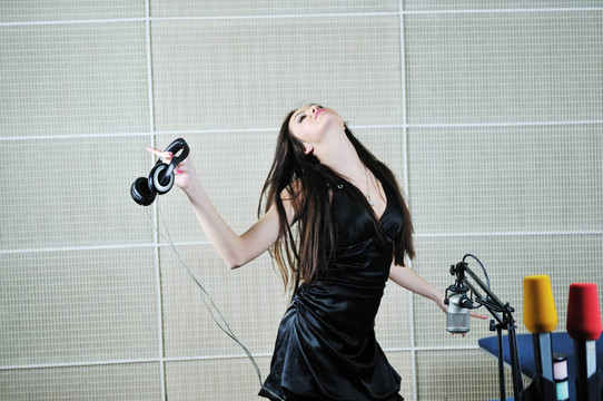 耳機跳舞的女人
