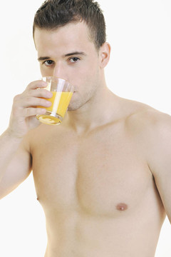 年輕運(yùn)動(dòng)員飲水橙汁