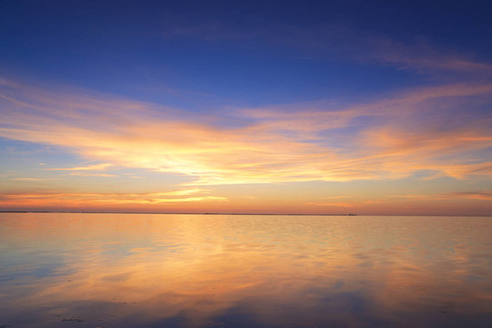 美麗的夕陽越過海洋