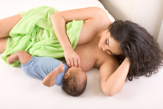 Ethnic Hispanic Mother母乳喂養(yǎng)她的兒子