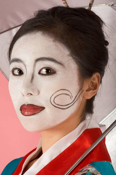 藝妓日本女人用雨傘和facepaint