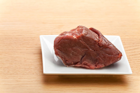 木制桌上的生肉和熏肉條紋