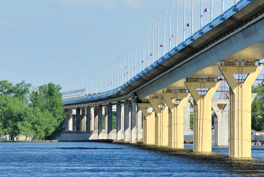在伏爾加河大橋；俄羅斯