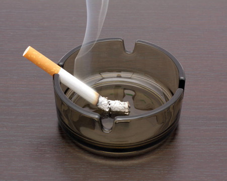在煙灰缸里的香煙