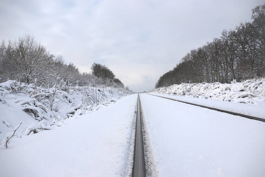 鐵路。新鮮白雪。