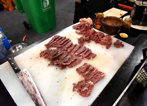 砧板上的生牛肉