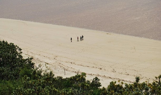 漁夫在海灘上散步