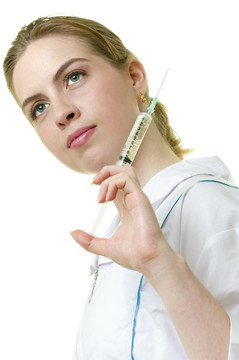 年輕的女醫(yī)護(hù)人員用注射器