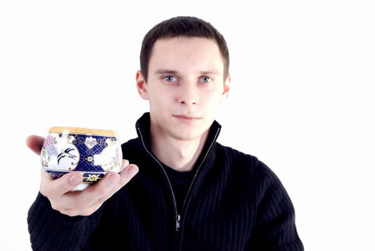 年輕人喝一杯茶