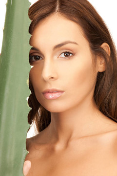 可愛的女人與aloe vera