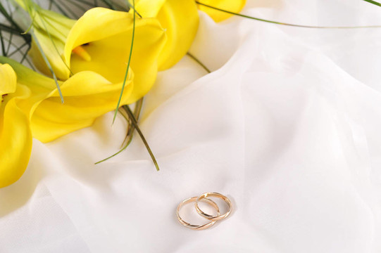 鮮花和結(jié)婚戒指