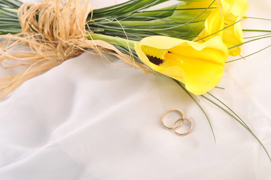 鮮花和結婚戒指
