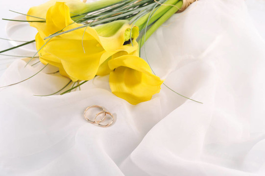 黄色马蹄莲和结婚戒指