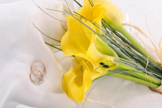 鮮花和結(jié)婚戒指
