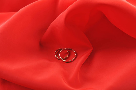 紅織物和結(jié)婚戒指