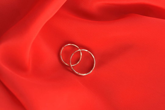 紅色的結(jié)婚戒指