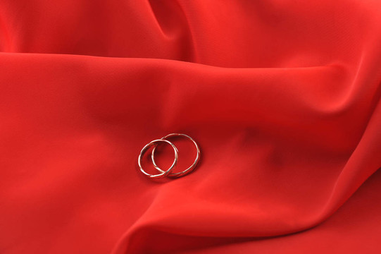 紅織物和結婚戒指