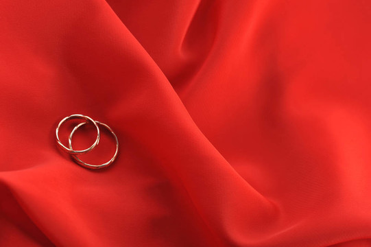 紅織物和結婚戒指