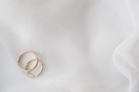 白色材料上的結(jié)婚戒指