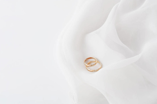白色織物和結(jié)婚戒指